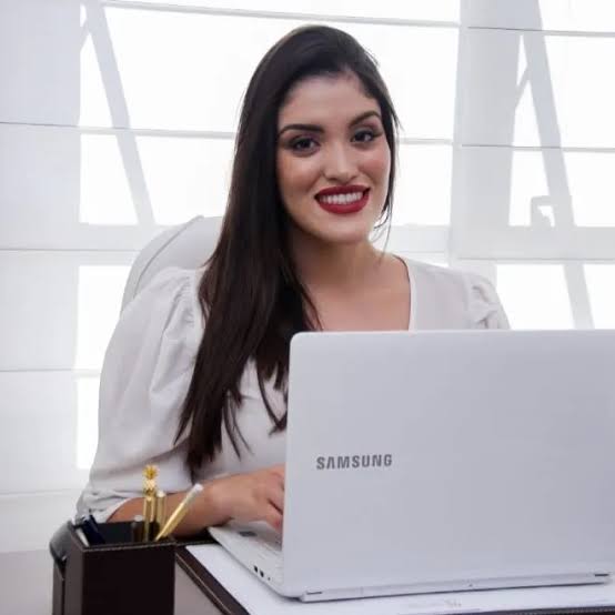 Docente Yasmin Folha Machado