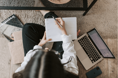 Especializações Mulher estudando para curso de especializações